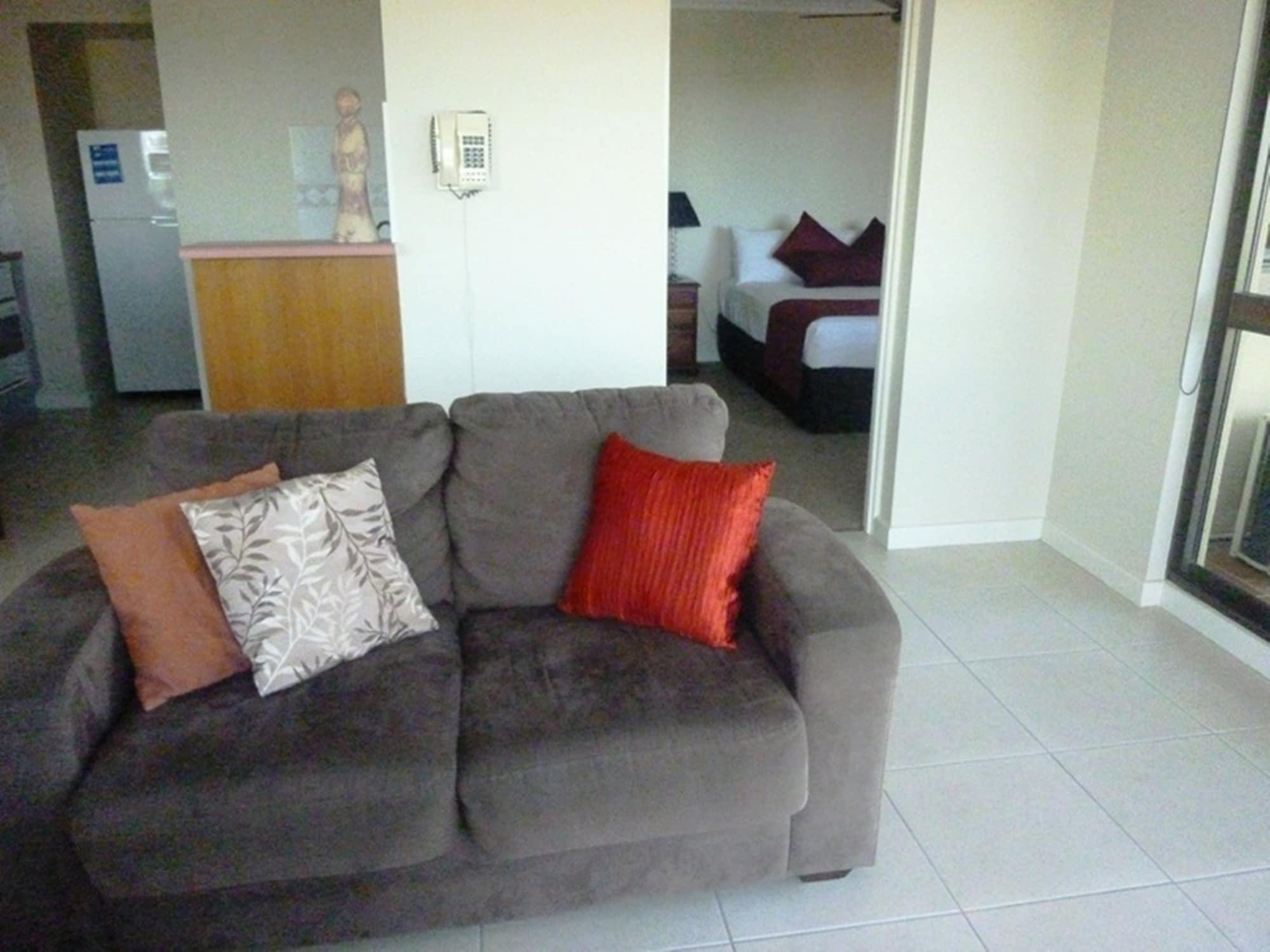 Coral Towers Holiday Suites Кэрнс Экстерьер фото
