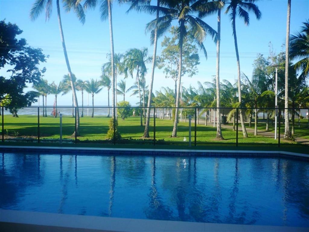 Coral Towers Holiday Suites Кэрнс Экстерьер фото